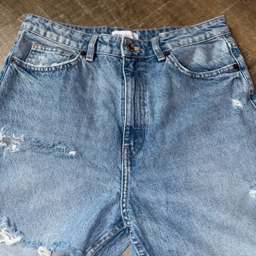 Zara (10) Distressed Denim Jeans - Picture 2 of 8